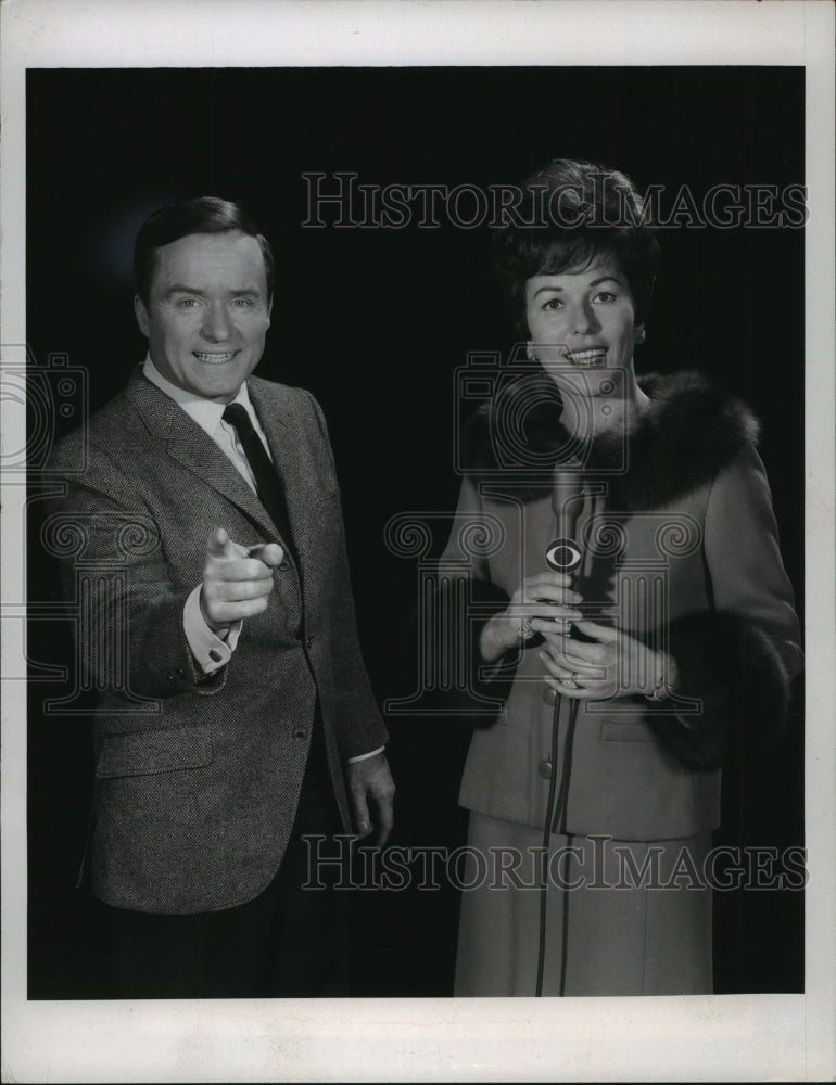 1967 Press Photo Mike Douglas and Bess Myerson on &quot;Tournament of Roses Parade&quot; - Historic Images