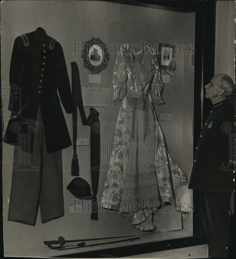 1932 Press Photo Gown worn by member of Mitchell family display at White House - Historic Images