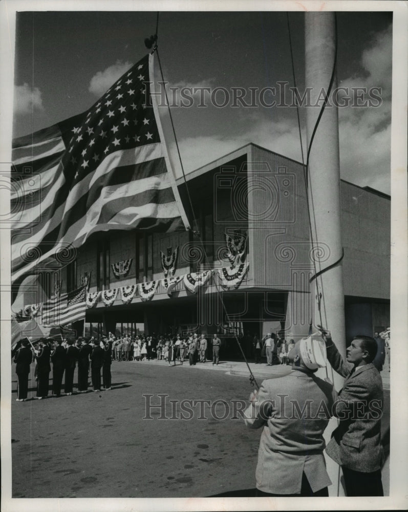 1958 Press Photo World War II veterans raised a flag at memorial service - Historic Images