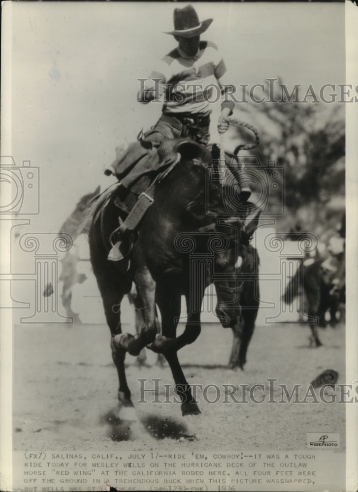 1936 Press Photo Wesley Wells on Hurricane Deck, riding &quot;Red Wing&quot; at Rodeo- Historic Images