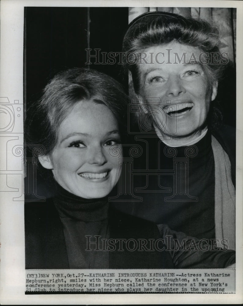 1967 Press Photo Katharine Hepburn & niece Katharine Houghton at news conference - Historic Images