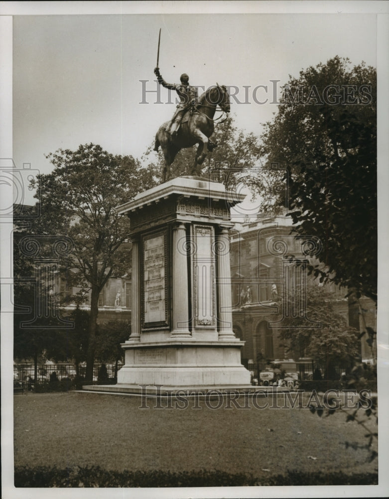 1953 Press Photo View of statue of Marquis de Lafayette in Paris France - Historic Images