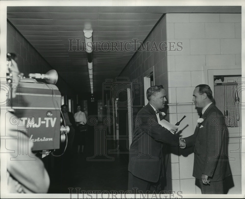 1952 Press Photo Bob Heirs of the Milwaukee Journal During 30 Years of Radio - Historic Images