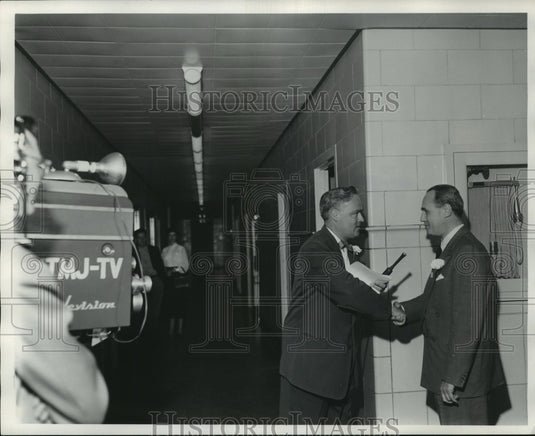 1952 Press Photo Bob Heirs of the Milwaukee Journal During 30 Years of Radio - Historic Images