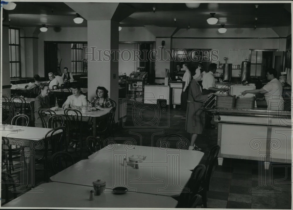 1946 Press Photo The Milwaukee Journal Sentinel's Cafeteria Room - Historic Images