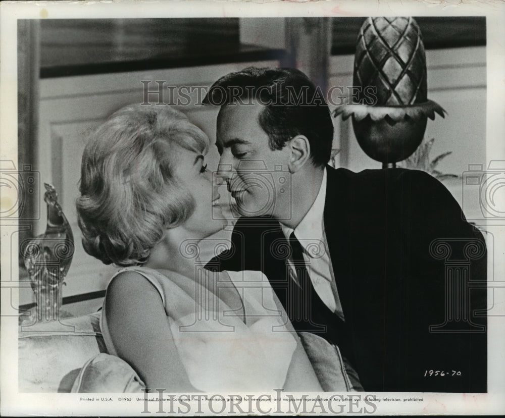 1965 Press Photo Bobby Darin and Sandra Dee in "That Funny Feeling" - Historic Images