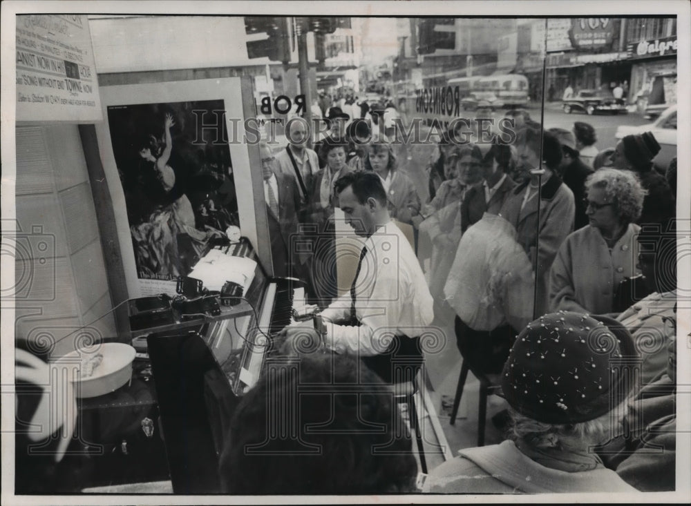 1960 Press Photo Leslie Czimber-Piano Player Plays 78 Hour 19 Minute 5 Seconds - Historic Images