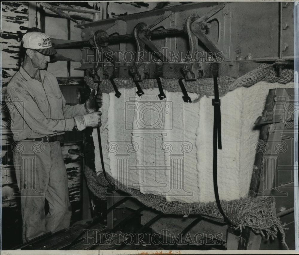 1937 Press Photo Agricultural Worker Operating a Cotton Bailing Machine - Historic Images