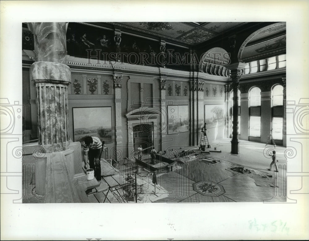 1983 Press Photo Workmen complete finishing touches on Grain Exchange room- Historic Images