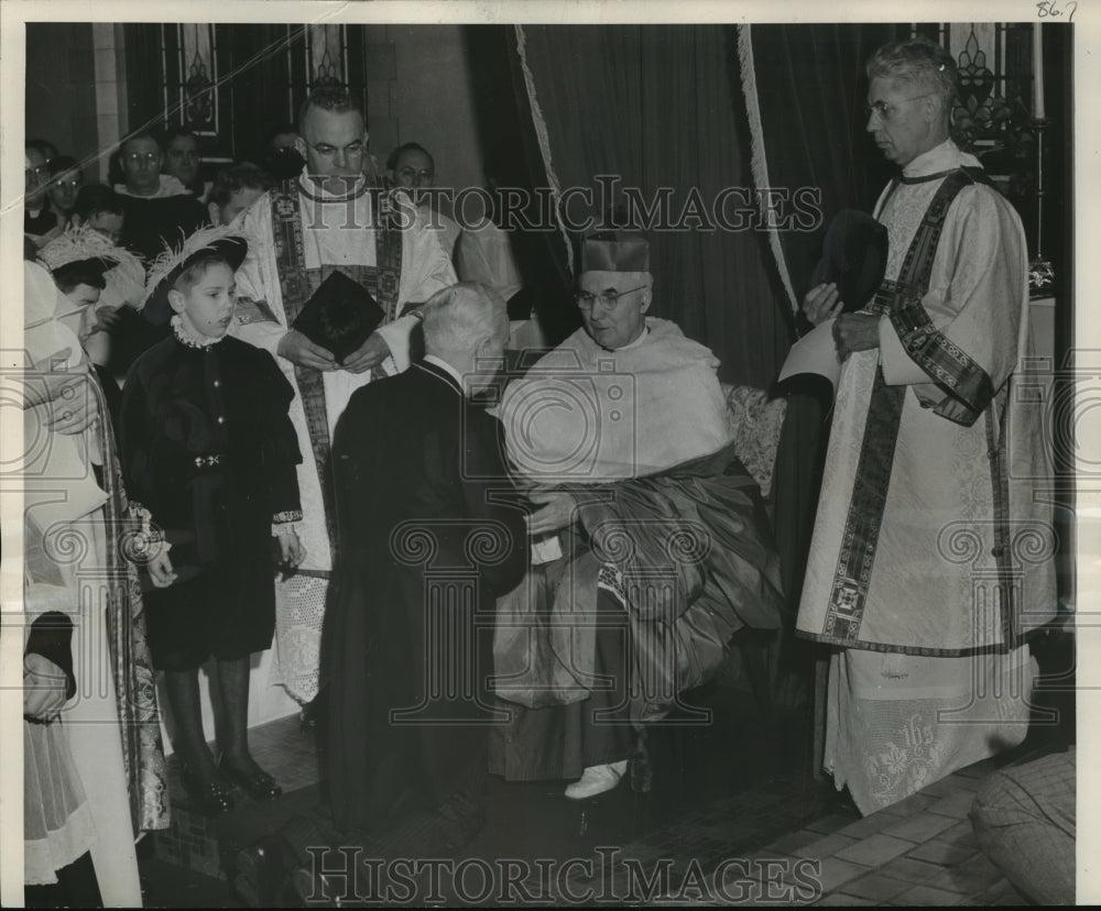 1946 Press Photo Crowley receives silver medal of order of Pius IX - Historic Images