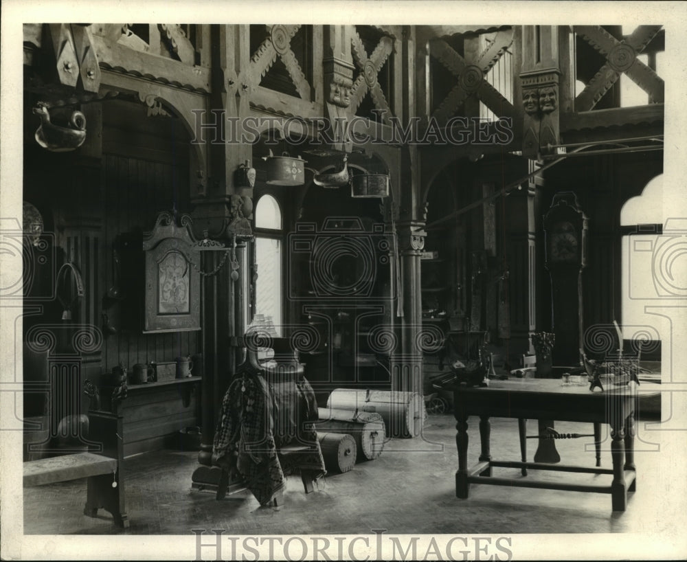 1944 Press Photo Isaac Sake-Interior of Home - Historic Images