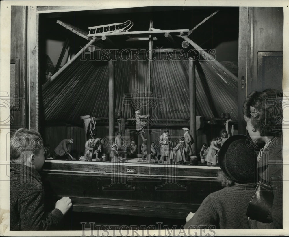 1938 Press Photo Youngsters look at Siberian group installed in Milwaukee Museum - Historic Images