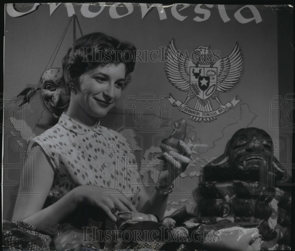 1955 Press Photo Miss May Ann Grayson shown at Indonesian exhibit at museum - Historic Images