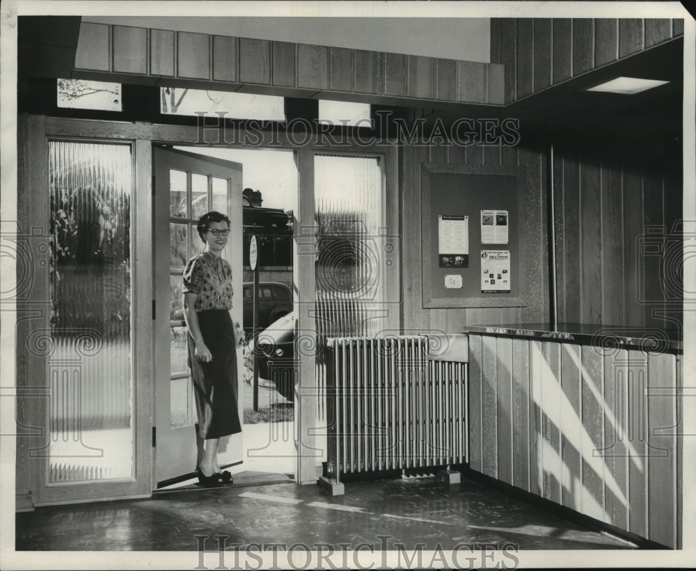 1951 Press Photo Beverly Hills at new film loan center at public museum - Historic Images