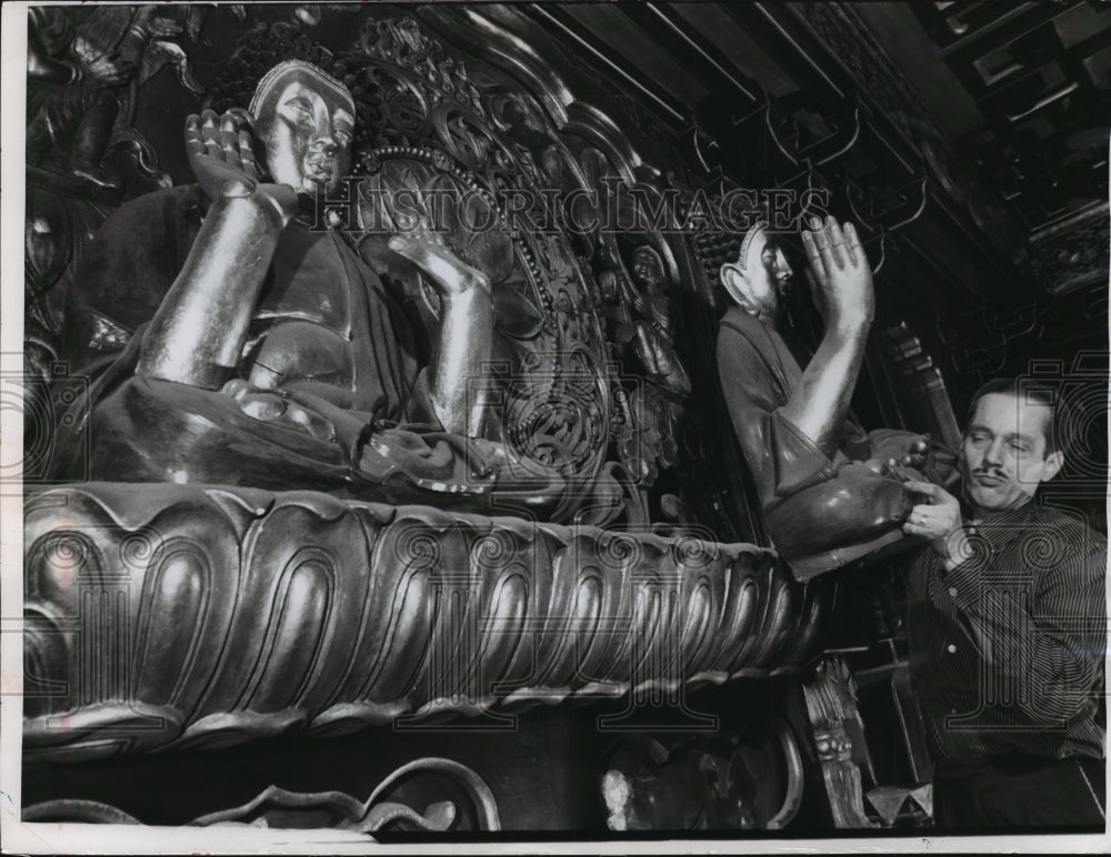 1964 Press Photo JW Luedtke moves ornate Chinese pieces to new building - Historic Images