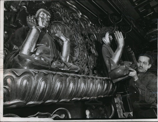 1964 Press Photo JW Luedtke moves ornate Chinese pieces to new building - Historic Images