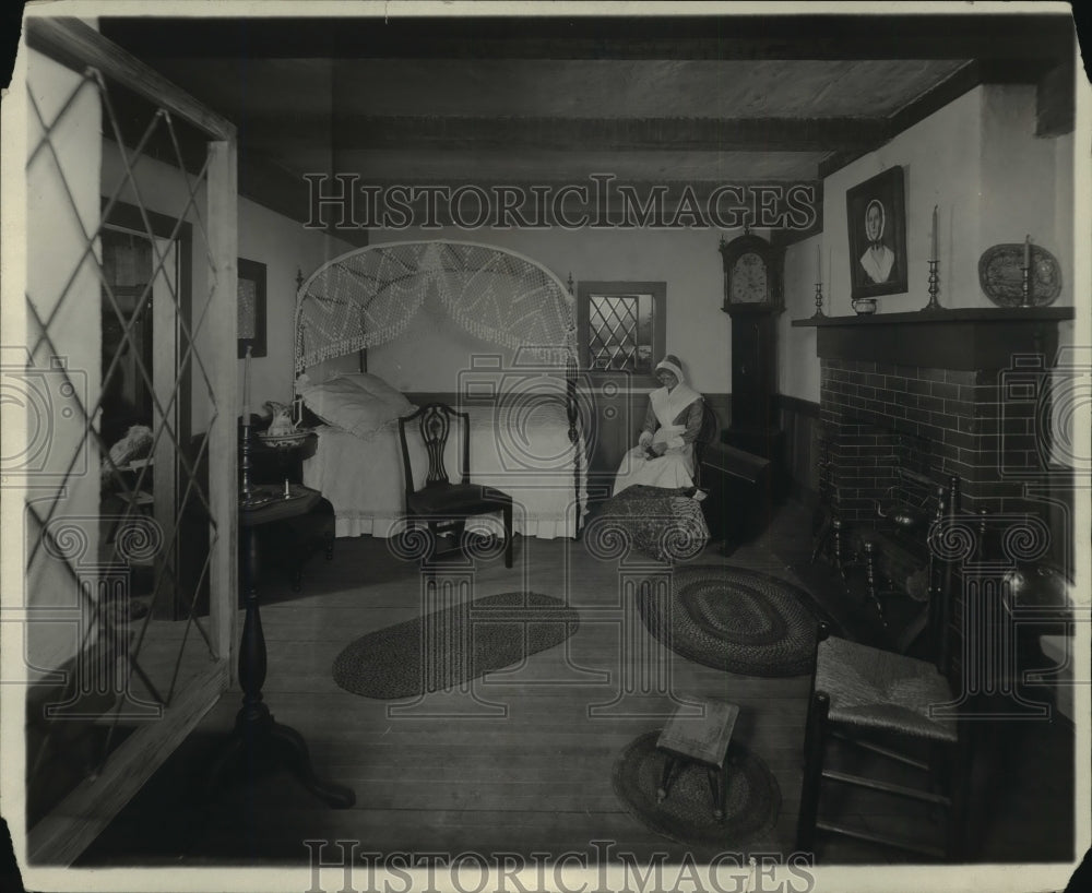 Press Photo Interior of typical old Colonial bedroom of Clapboard house - Historic Images