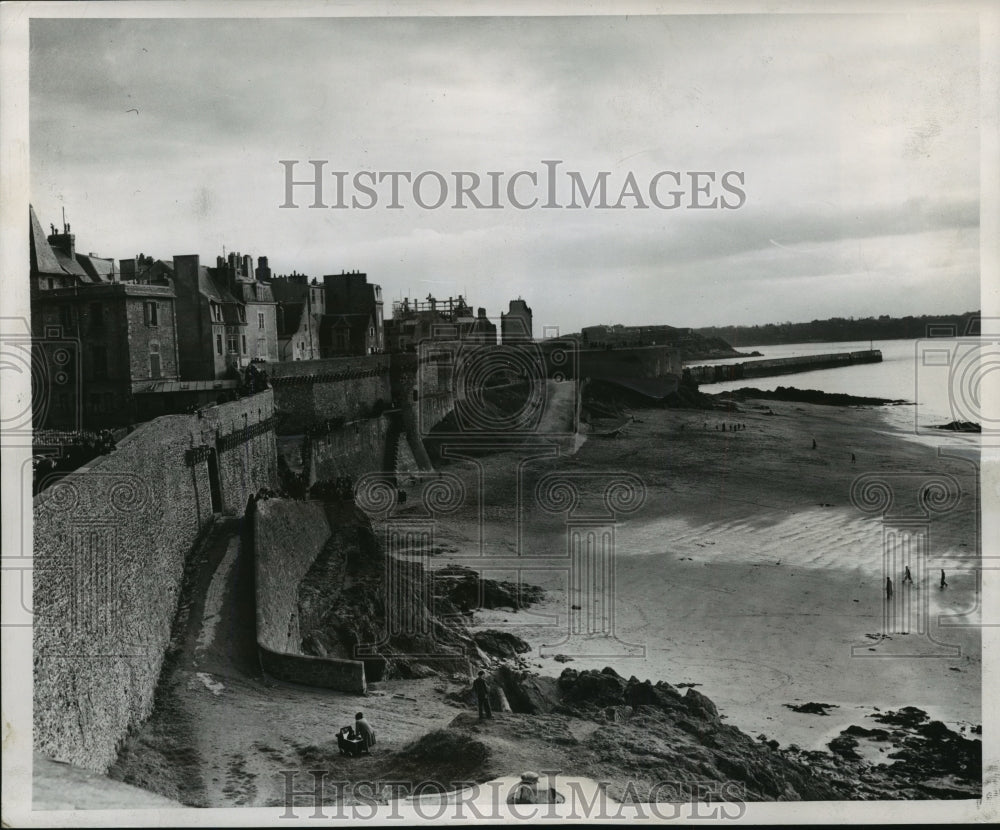1950 Press Photo The Sea Front at the France City of Saint Malo - mjx27098-Historic Images