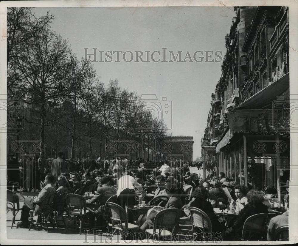 1951 Press Photo Sidewalk Cafes Along the Champs Elysees as the Trees Bud - Historic Images