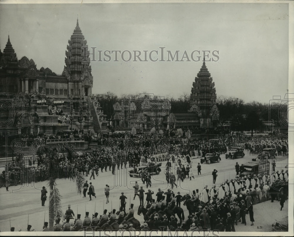 1931 Press Photo Car Bearing President Doumergue Arrives at Vincennes France - Historic Images