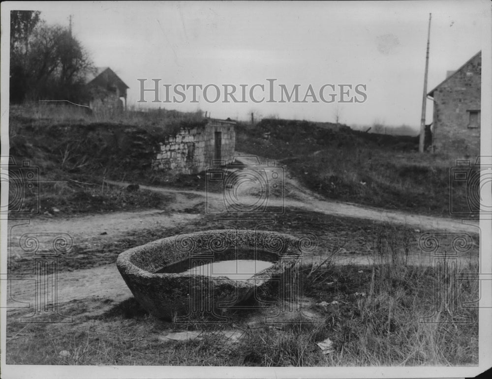 2000 Press Photo Bathtub is one of the Unmarred Things Left by Romans - Historic Images