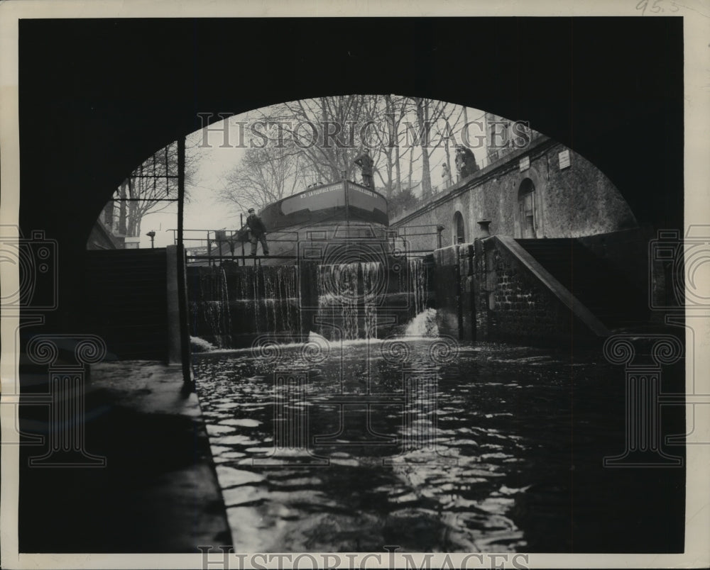 1949 Press Photo Barge to be Dropped in St. Martin Canal in Paris, France - Historic Images