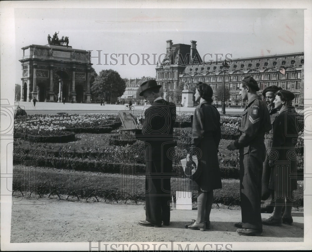 1946 Press Photo Painter at Work on Representation of Arch of Triumph Paris - Historic Images