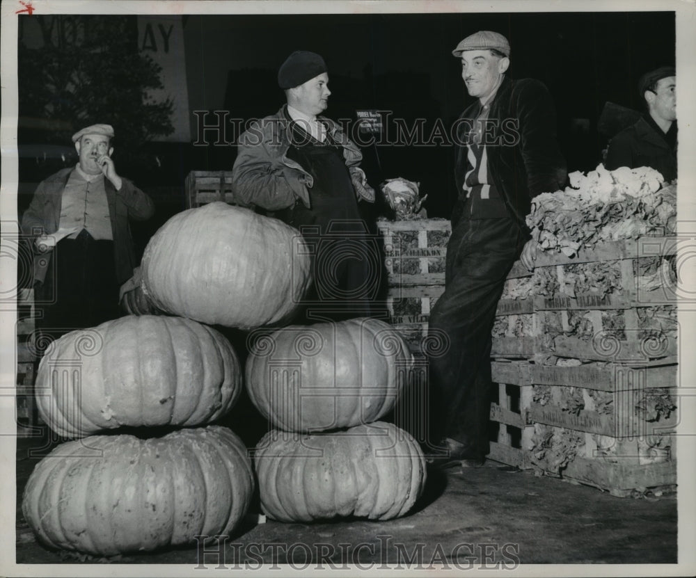 1956 Press Photo Beret-Sporting Market Lounger Uses Giant Pumpkin to Lean On - Historic Images