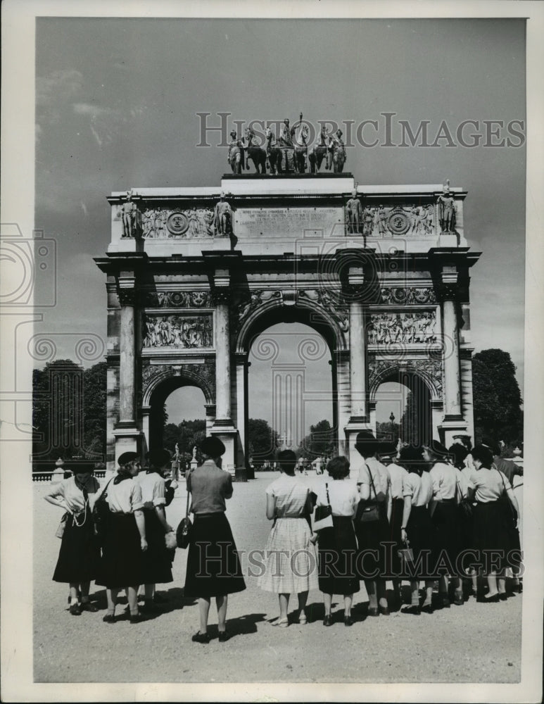 1955 Press Photo Girl Scouts Pause to Take Pictures Louvre Gardens Paris, France - Historic Images