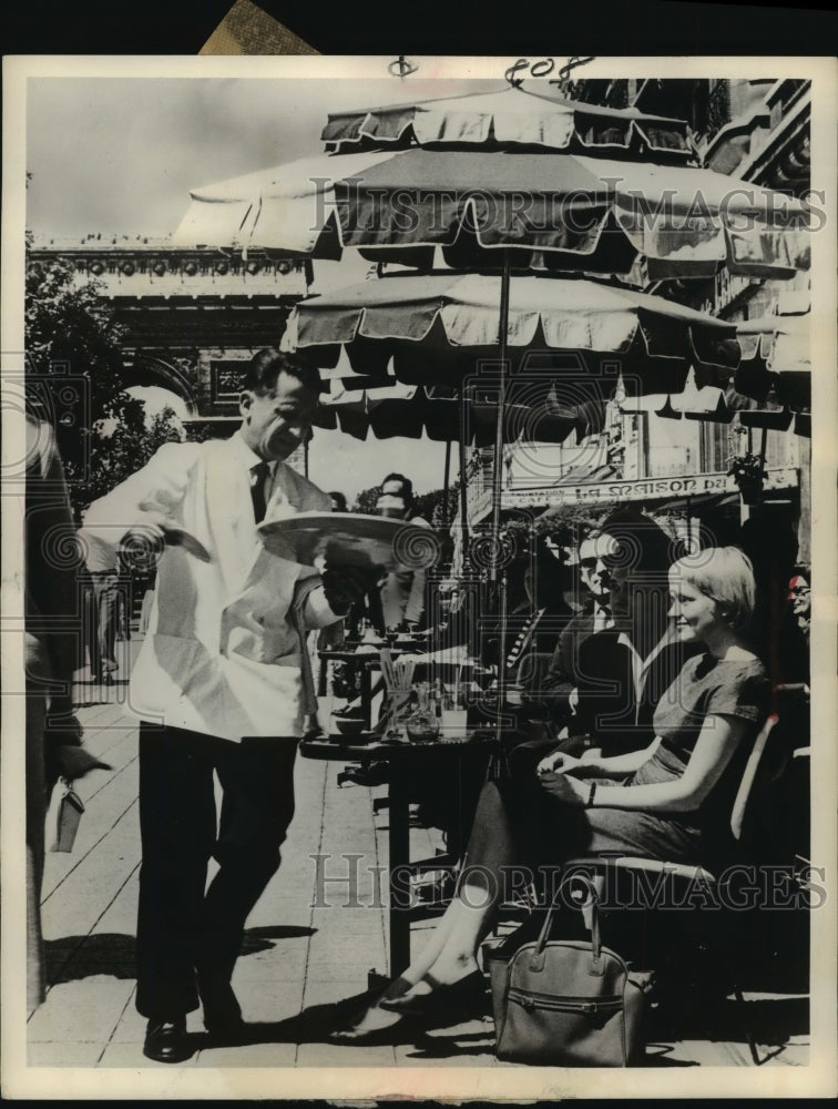 1961 Press Photo Diners at Cafes Along the Champs Elysees in Paris, France - Historic Images