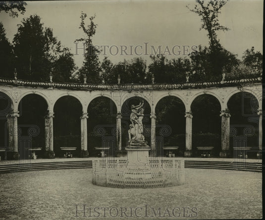 1928 Press Photo The Colonnade at the Park Royal Near the Basin of Apollo - Historic Images
