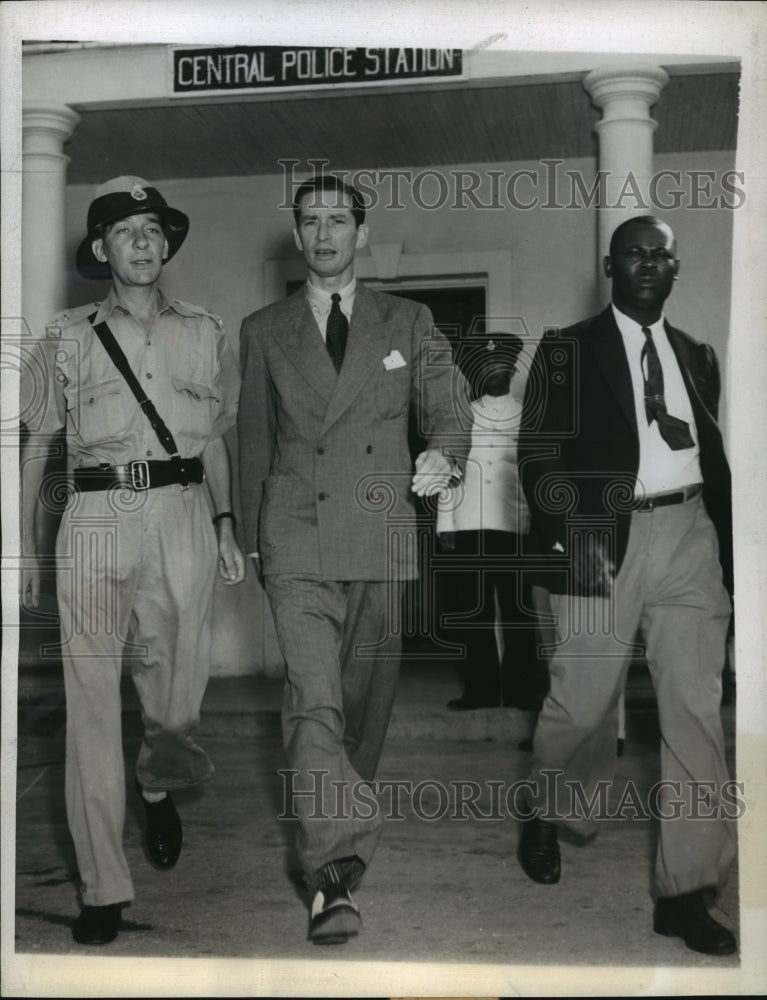 1943 Press Photo Alfred de Marigny Heads for Court with Lieutenant John Douglas - Historic Images