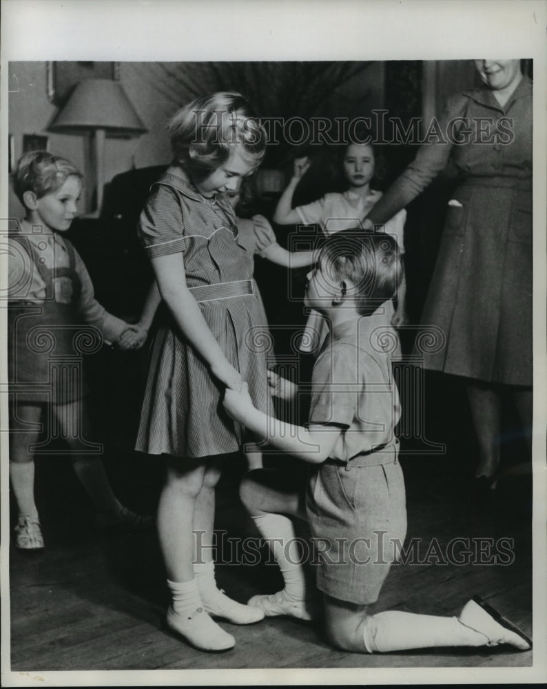 1958 Press Photo Young Queen Margrethe Playing &quot;The Sleeping Beauty&quot; - mjx27449-Historic Images