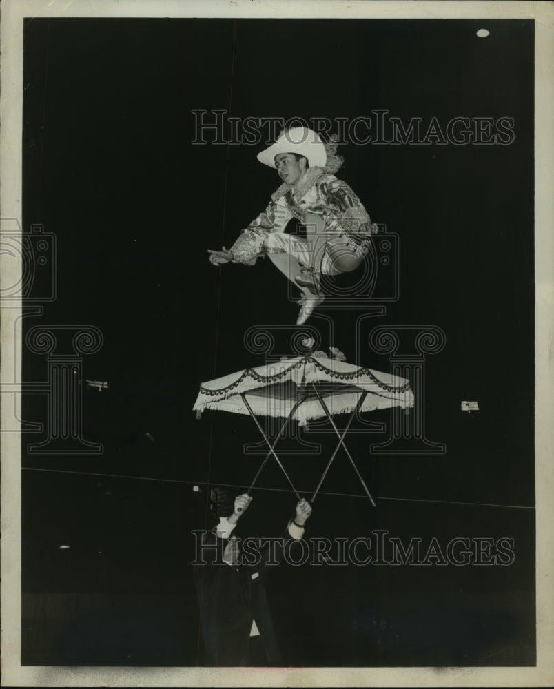 1937 Press Photo Tight Rope Artist Emil Goetschi - Historic Images