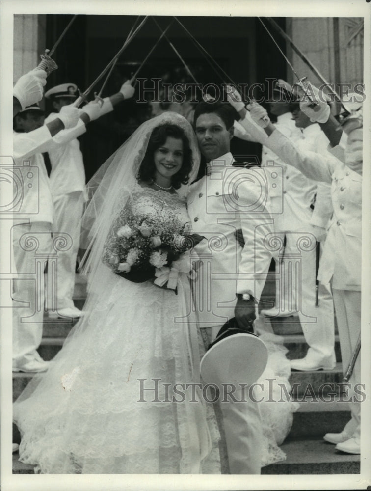 1985 Press Photo Blair Brown and Harry Hamlin Married In Scene From &quot;Space&quot; - Historic Images