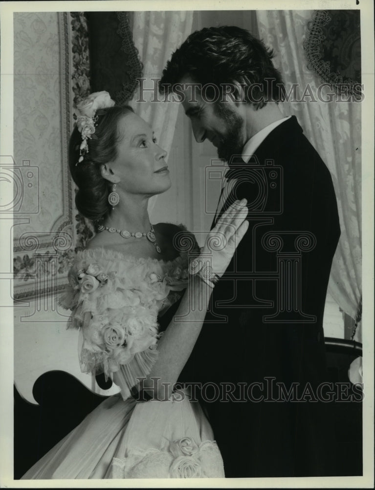 1988 Press Photo Sam Waterston and Mary Tyler Moore in "Gore Vidal's Lincoln" - Historic Images