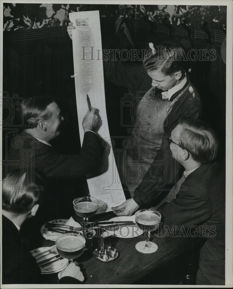 1944 Press Photo Menu at Oscar Davidsen&#39;s in Copenhagen Shown - Historic Images