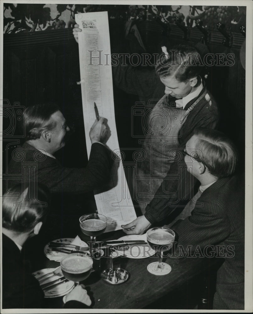 1944 Press Photo Menu at Oscar Davidsen's in Copenhagen Shown - Historic Images