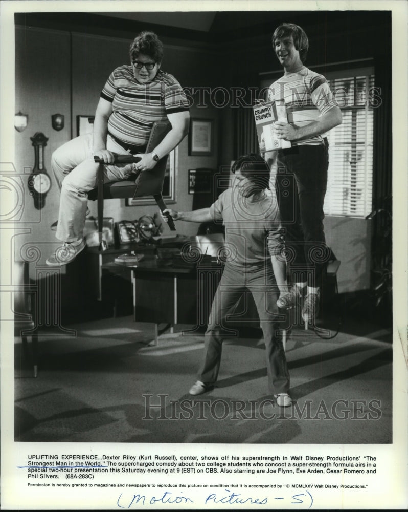 1985 Press Photo Kurt Russell in &quot;The Strongest Man in the World&quot; - Historic Images