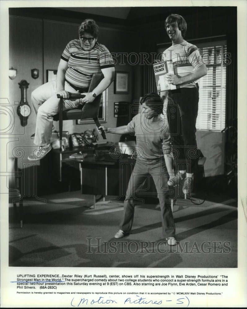 1985 Press Photo Kurt Russell in "The Strongest Man in the World" - Historic Images