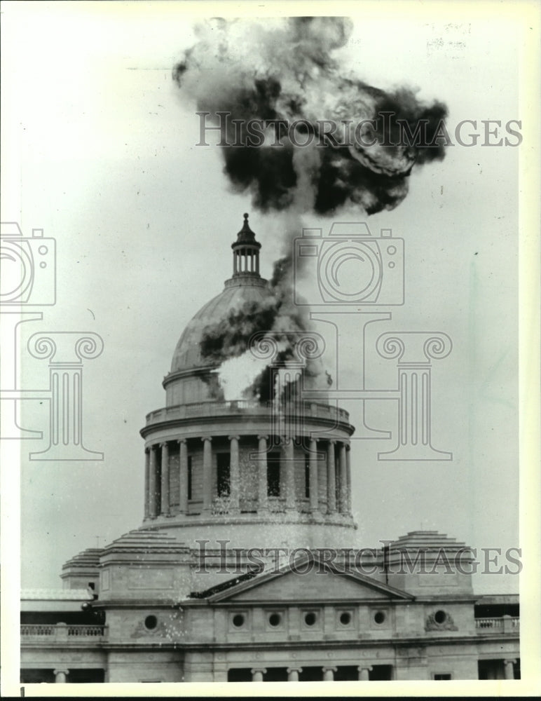 1986 Press Photo Domestic Terrorist Attack in the Movie &quot;Under Siege&quot; - Historic Images