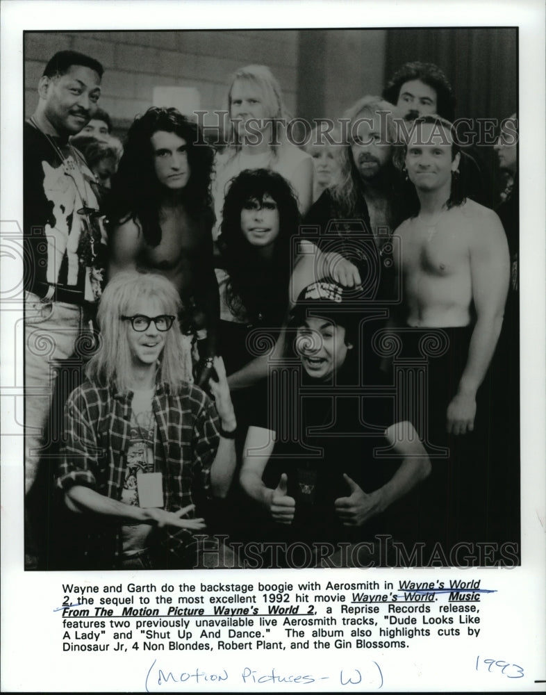 1993 Press Photo Wayne and Garth Boogie in &quot;Wayne&#39;s World 2&quot; - Historic Images