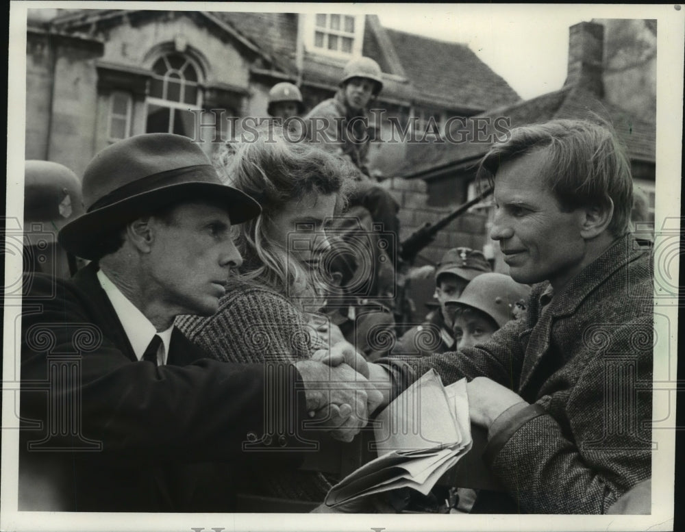 1985 Press Photo Bruce Dern, Barbara Sukowa, Michael York in &quot;Space&quot; - mjx28259- Historic Images