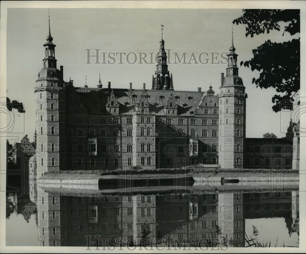 1952 Press Photo Castle of Frederiksborg in Denmark - mjx28313-Historic Images