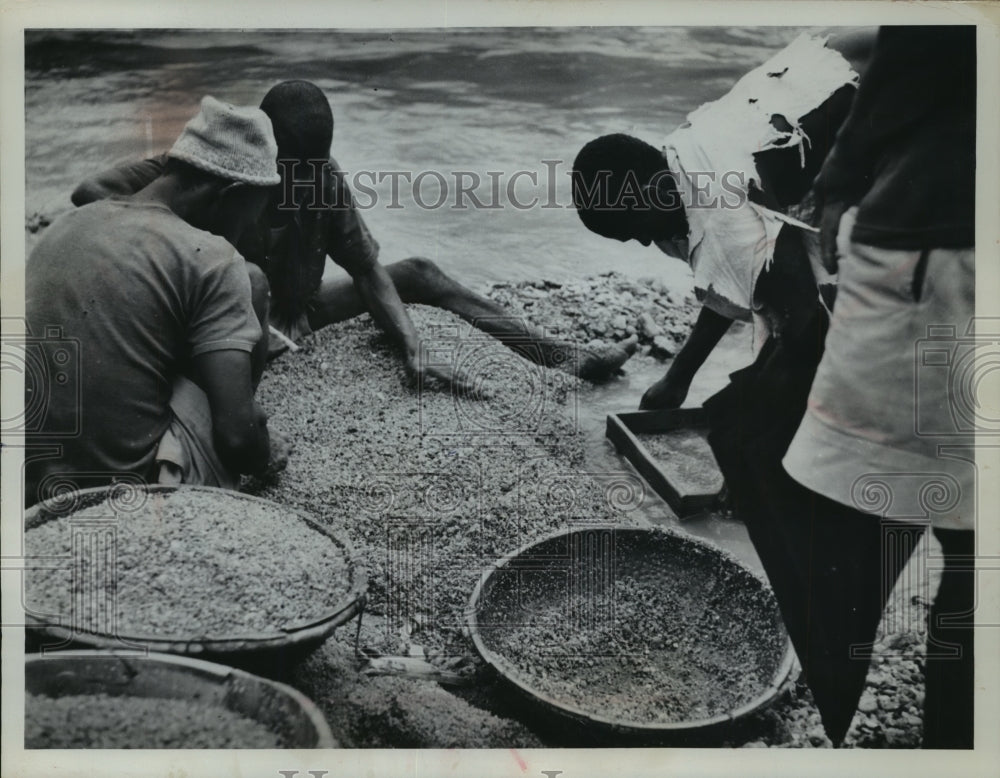 Press Photo Workmen Examined Quartz On Sanbeum River Bank - mjx28494-Historic Images