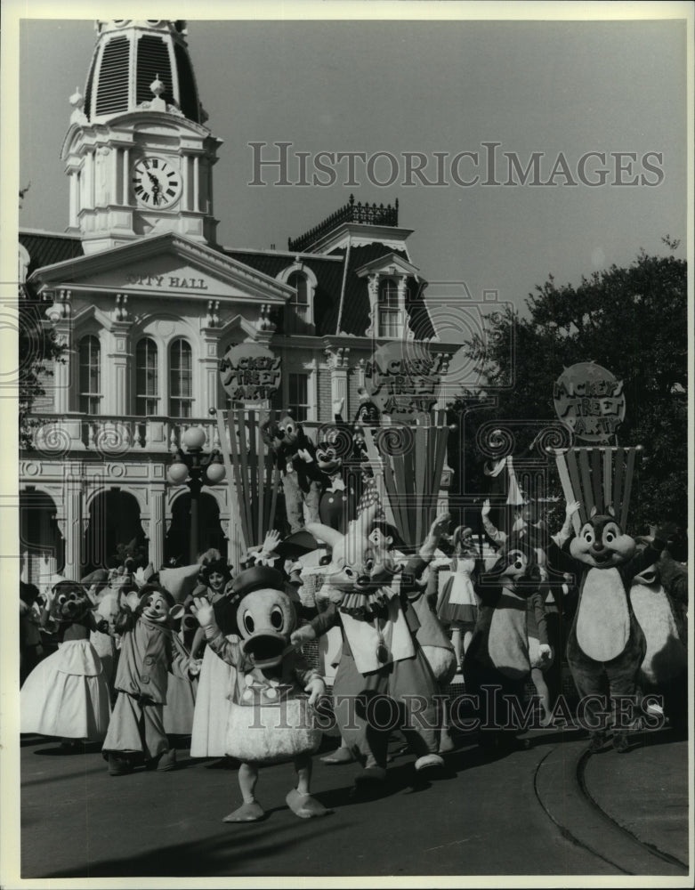 1985 Press Photo Mickey's Street Party on Main Street, USA in Walt Disney World- Historic Images