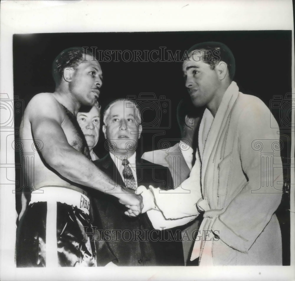 1955 Press Photo Archie Moore and Carl Olson Shake Hands Before Boxing Match - Historic Images