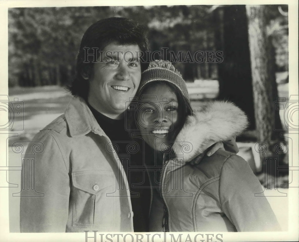 1975 Press Photo Wayne Newton and Dionne Warwicke - mjx28916- Historic Images