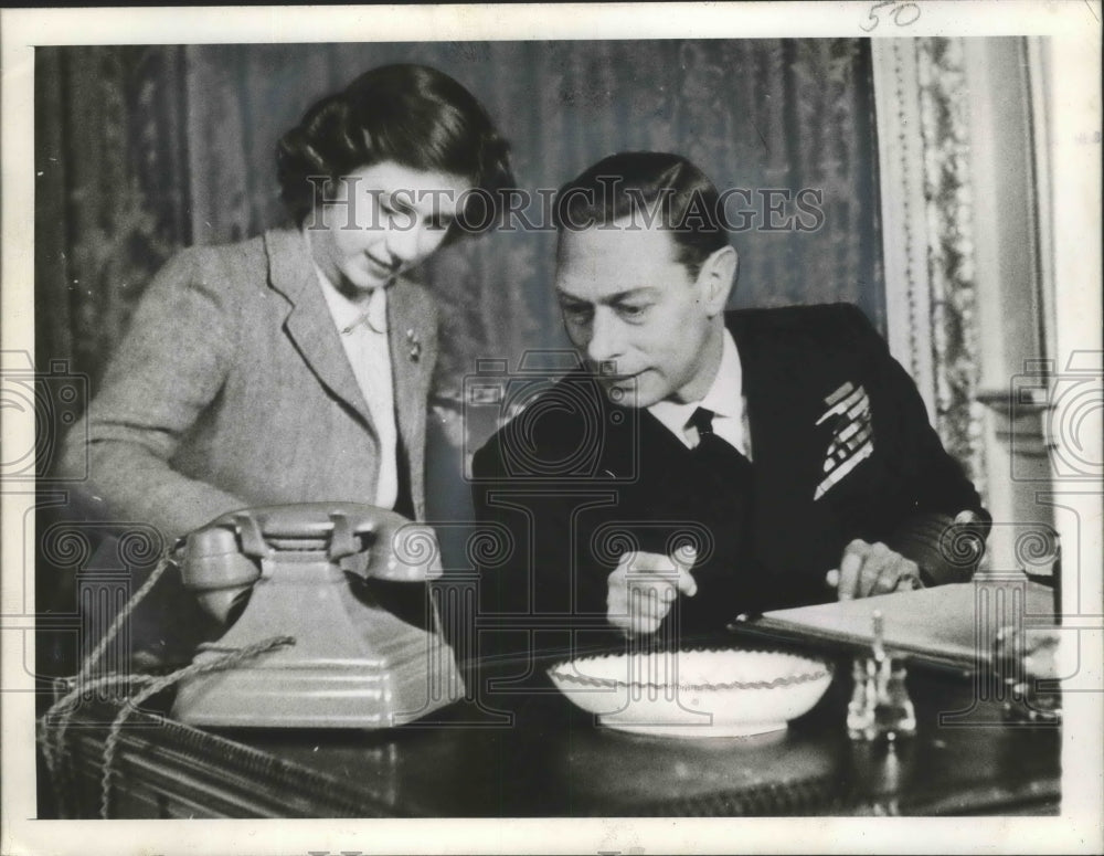 1942 Press Photo General King and Elizabeth - mjx28978-Historic Images