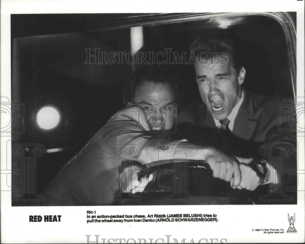 1988 Press Photo James Belushi and Arnold Schwarzenegger in "Red Heat" - Historic Images